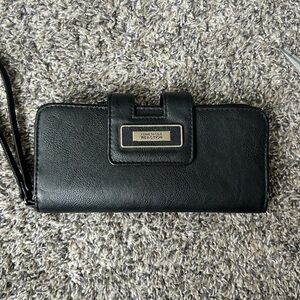 5/$25 Kenneth Cole Reaction Black Leather Wristlet/wallet